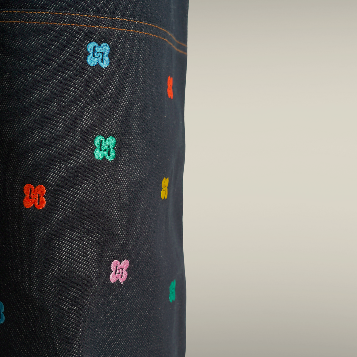 Jeans en denim MAISON LEROY LLUKES porté par un modèle femme, photo 3 sur 5
