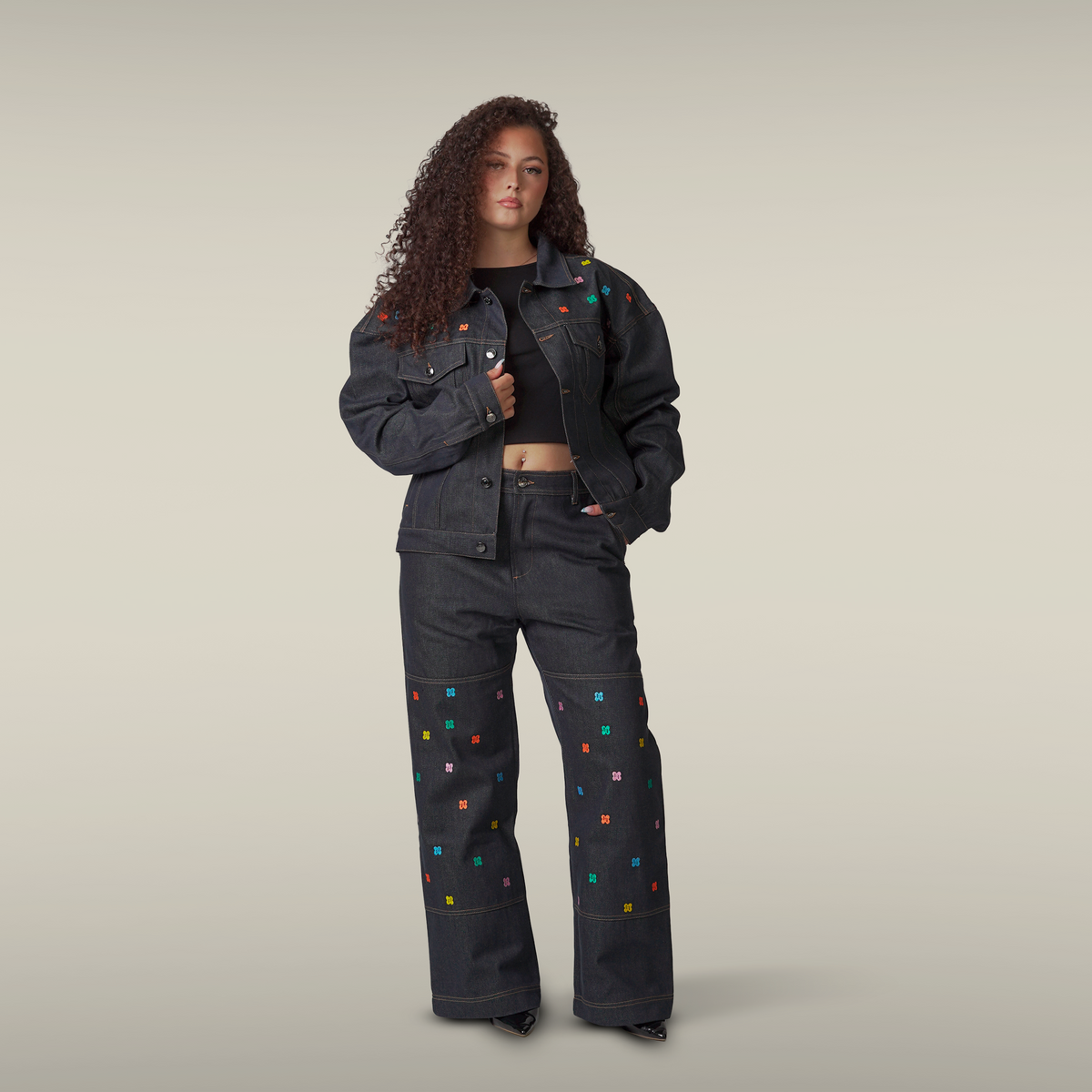 Veste en denim MAISON LEROY LLUKES portée par un modèle femme, photo 1 sur 5