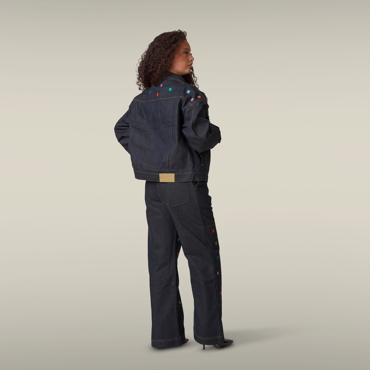 Veste en denim MAISON LEROY LLUKES portée par un modèle femme, photo 2 sur 5