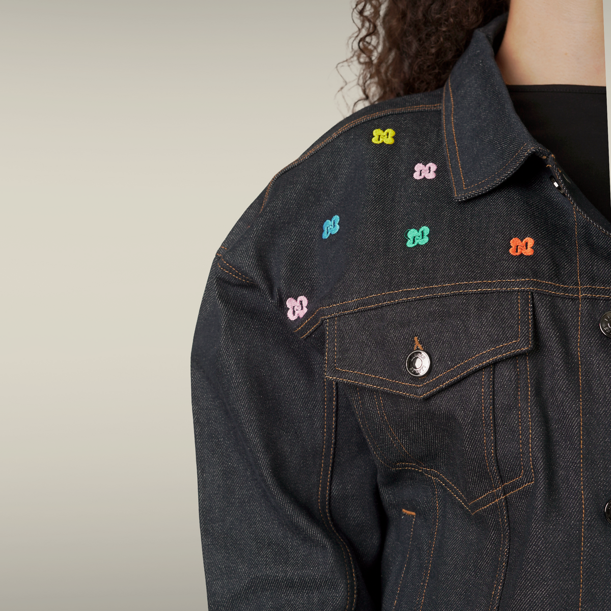 Veste en denim MAISON LEROY LLUKES portée par un modèle femme, photo 3 sur 5