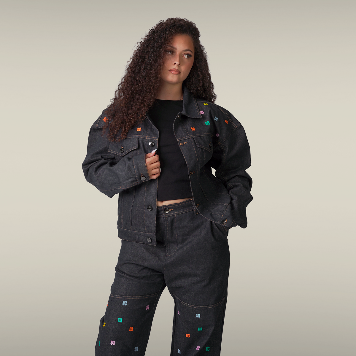 Veste en denim MAISON LEROY LLUKES portée par un modèle femme, photo 4 sur 5