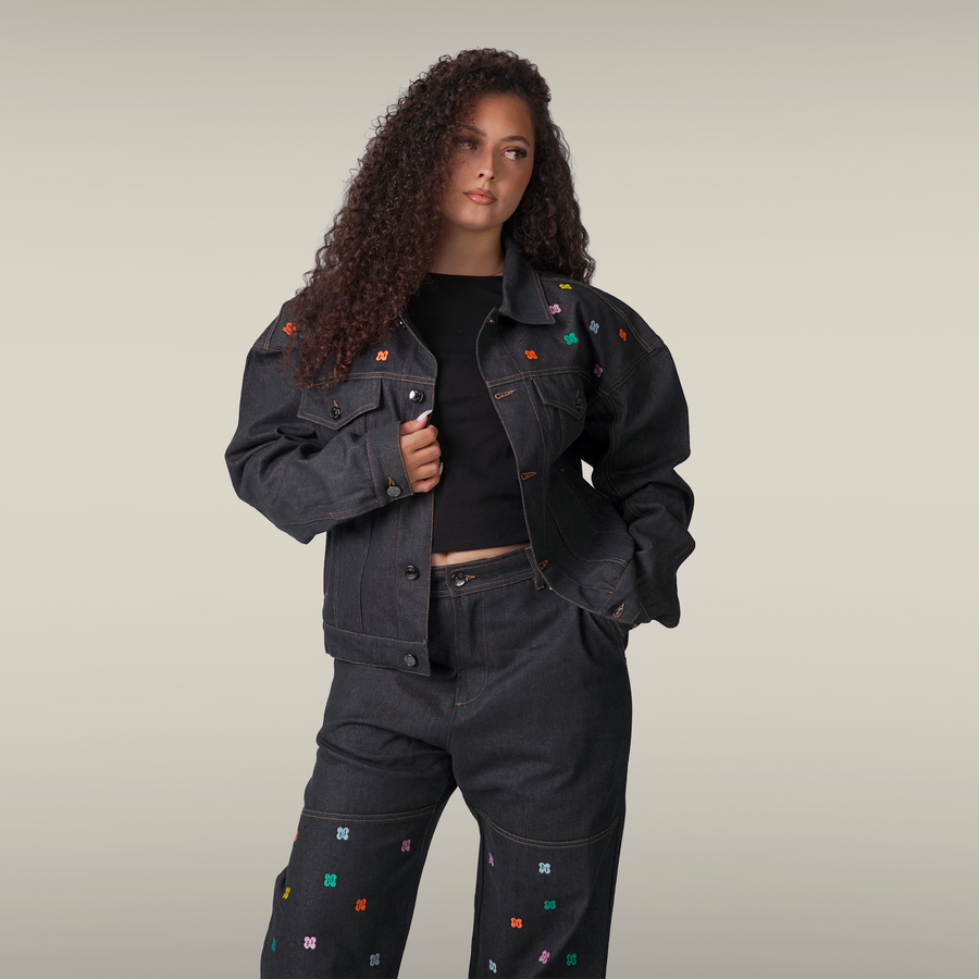 Veste en denim MAISON LEROY LLUKES portée par un modèle femme, photo 4 sur 5