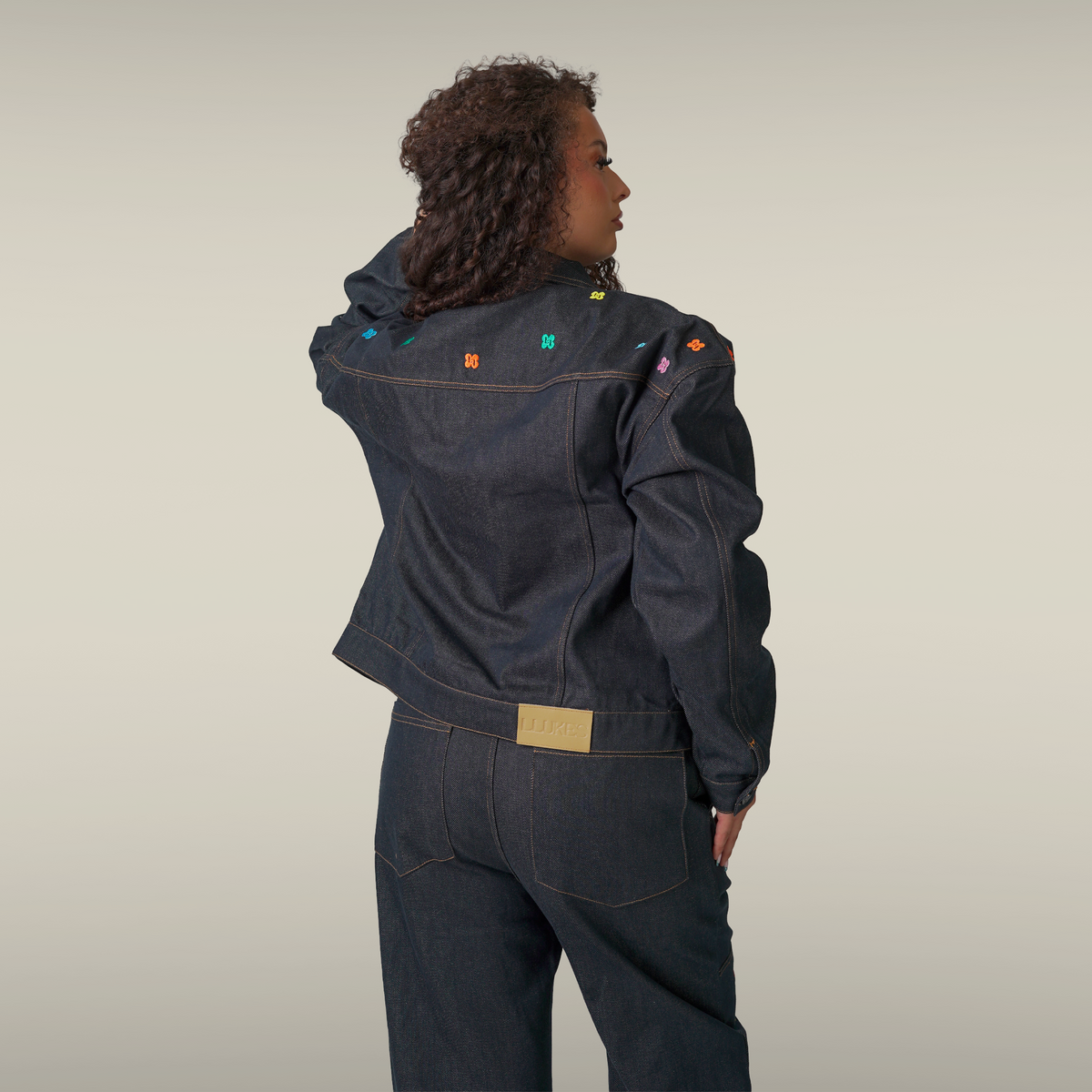 Veste en denim MAISON LEROY LLUKES portée par un modèle femme, photo 5 sur 5