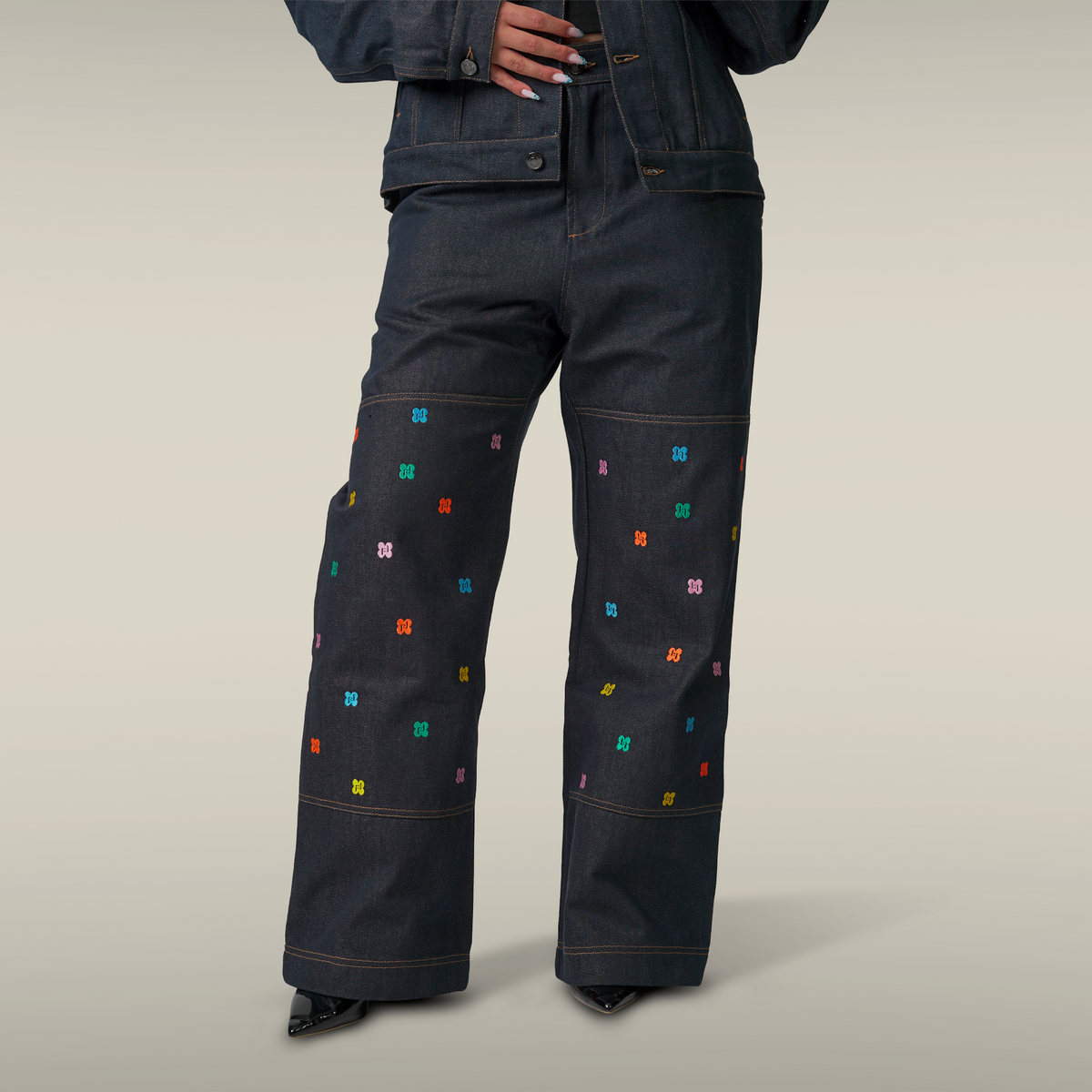 Jeans en denim MAISON LEROY LLUKES porté par un modèle femme, photo 4 sur 5