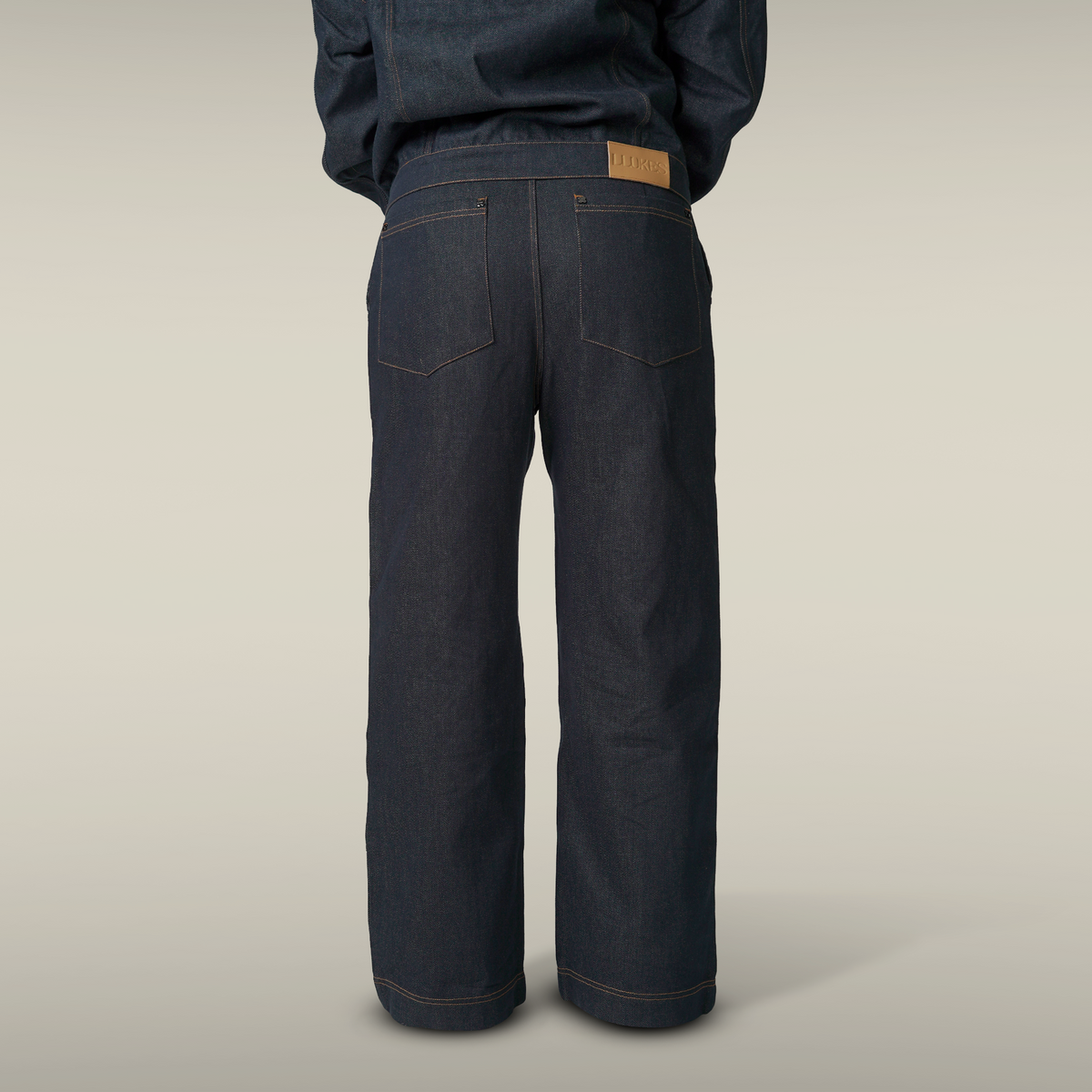 Jeans en denim MAISON LEROY LLUKES porté par un modèle femme, photo 5 sur 5